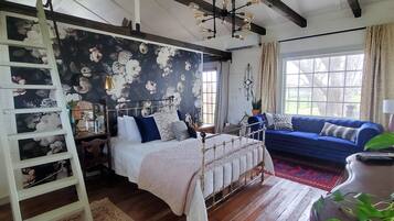 2 bedrooms, desk, iron/ironing board, bed sheets