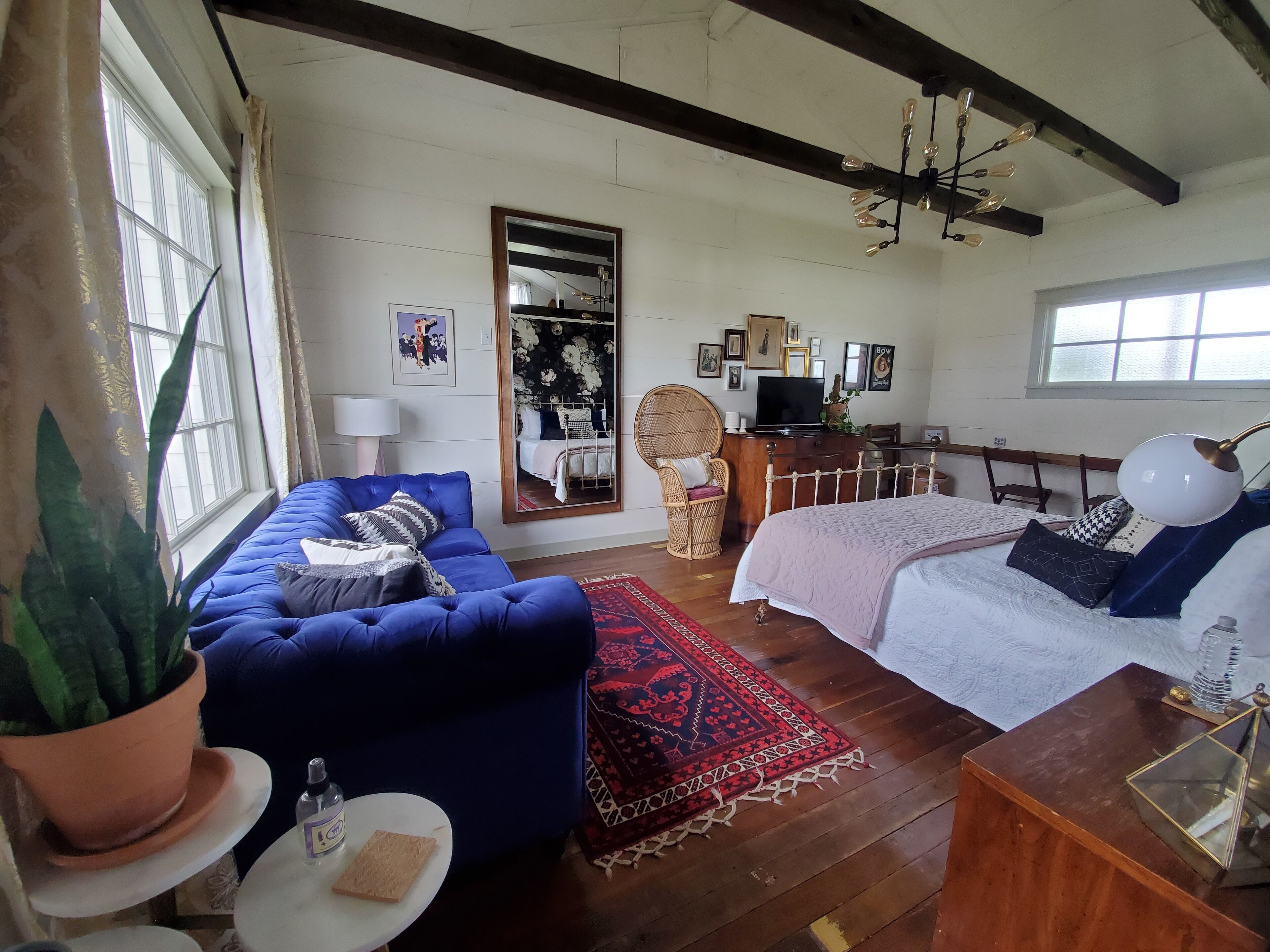 2 bedrooms, desk, iron/ironing board, bed sheets