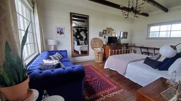 2 bedrooms, desk, iron/ironing board, bed sheets