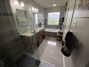Combined shower/bathtub, jetted bath, hair dryer, towels - Entire House - Top Of The World - Theater/Jacuzzi/Arcade (Knoxville)