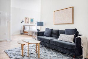 Télévision, chaîne hi-fi, espaces bureaux