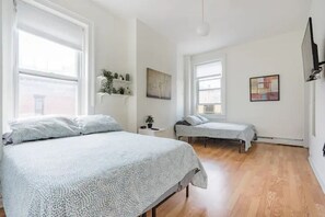 3 habitaciones, tabla de planchar con plancha y cuna de viaje