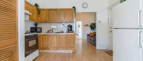 Refrigerador, microondas, horno y parrilla de estufa