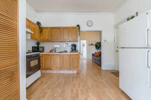 HUGE Sun-kissed 3BR 1 Stop to NYC