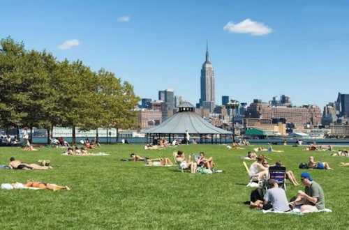 HUGE Sun-kissed 3BR 1 Stop to NYC