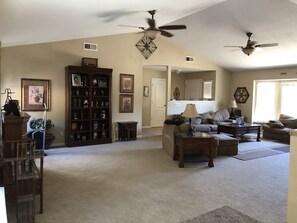 TV connectée, jeux vidéo, lecteur de DVD, livres