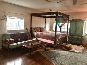 1 bedroom, WiFi - Beautiful Bohemian Studio Apartment next to communal home :) (Talent)