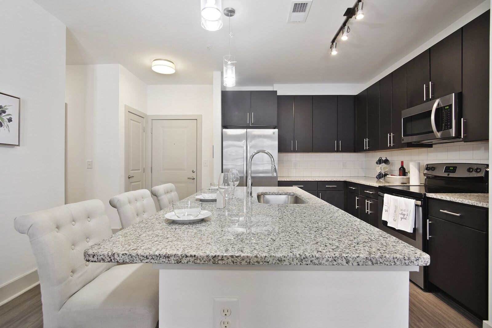 Réfrigérateur, micro-ondes, four, plaque de cuisson