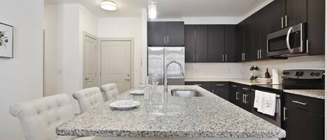 Frigorífico, microondas, horno y placa de cocina