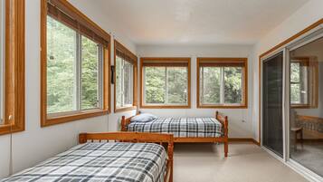 5 bedrooms, iron/ironing board, free WiFi, bed sheets