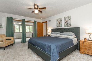 5 bedrooms, iron/ironing board, free WiFi, bed sheets - Lake Front Lodge Hot tub fire pit Kayak (Blakeslee)