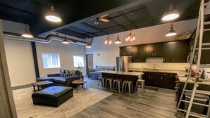 Een modern appartement met een woonkamer, keuken en eethoek.