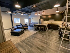 Smart TV - Lambeau Field and the entertainment district all less than a mile walk! (Green Bay)