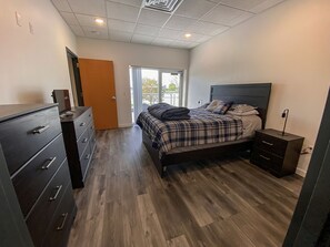 2 bedrooms, free WiFi, bed sheets - Lambeau Field and the entertainment district all less than a mile walk! (Green Bay)