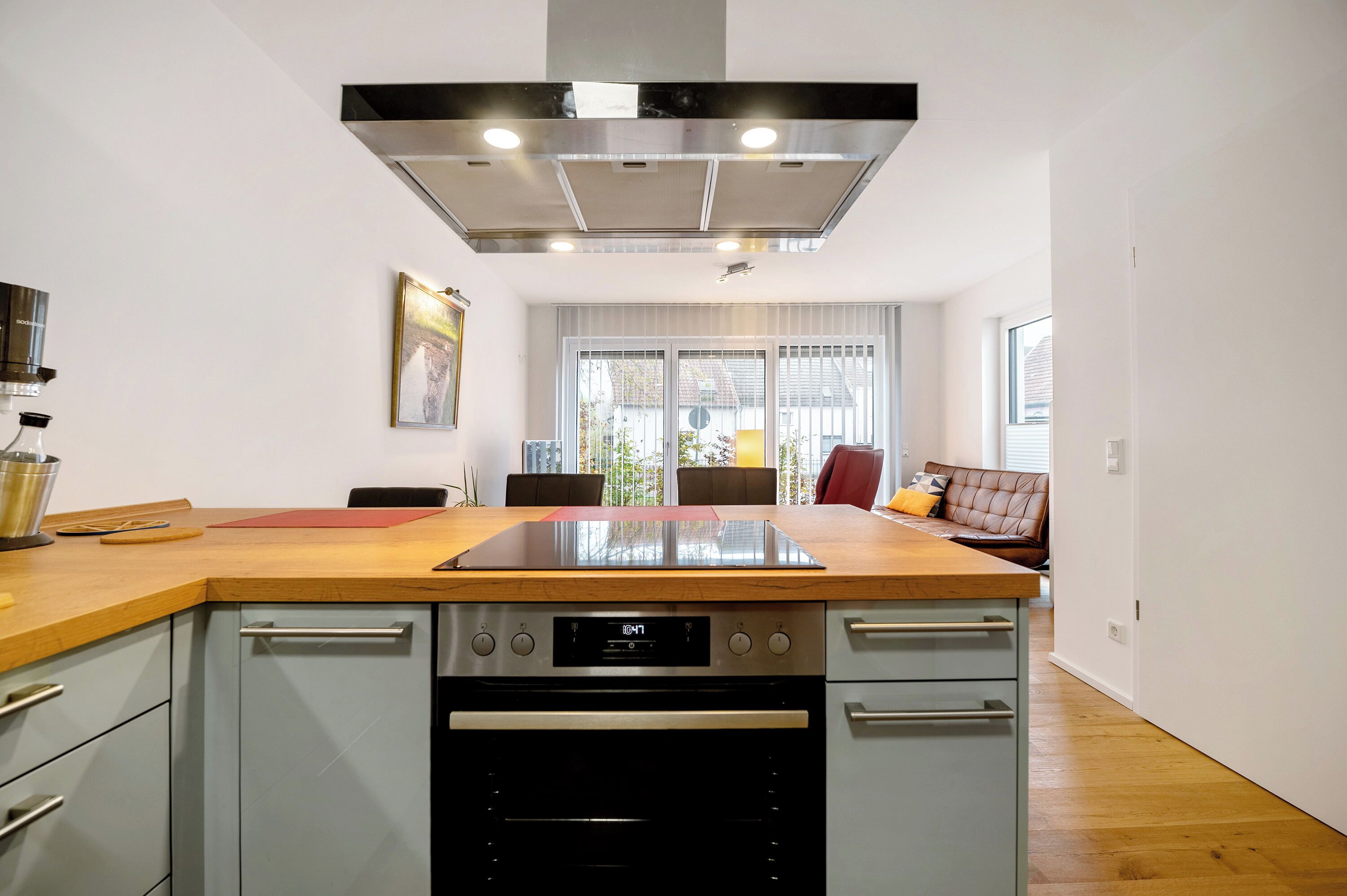 ثلاجة، فرن، موقد طهي مسطح، غسالة أطباق