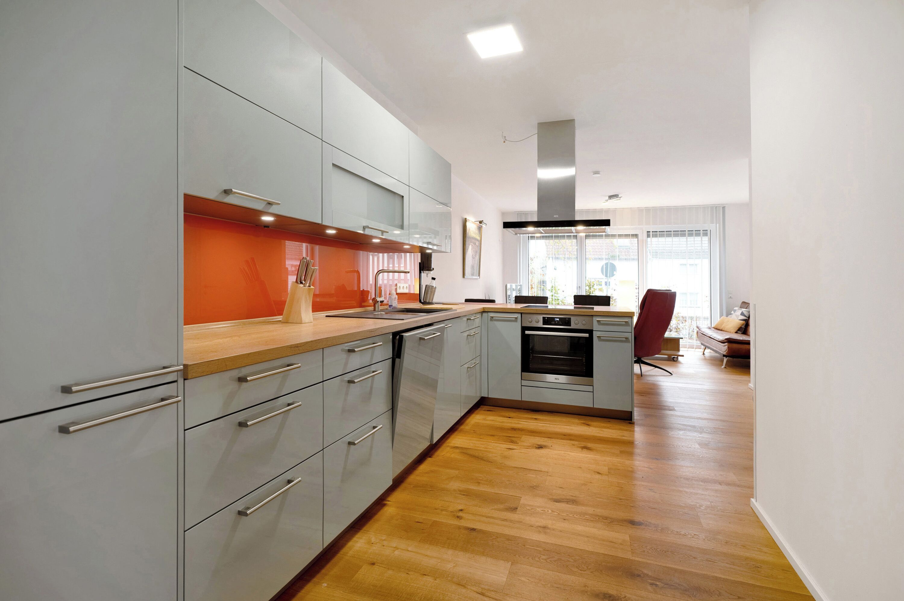 Een koelkast, een oven, een kookplaat, een vaatwasser