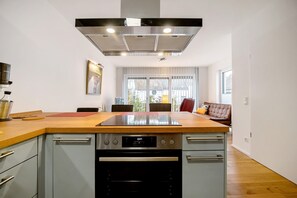 Fridge, oven, stovetop, dishwasher - Holiday Apartment at the "Gustavsburg" Castle with Wi-Fi & Terrace (Homburg)