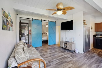 Kailua-Kona Vacation Rental | 1BR | 1BA | 1-Story Condo | Smart TV