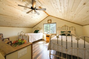 1 Schlafzimmer, Schreibtisch, Bügeleisen/Bügelbrett, Reisekinderbett