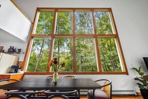 Dining - Lincoln Lodge: Secluded~Wineries~Dog Friendly (Cedar)