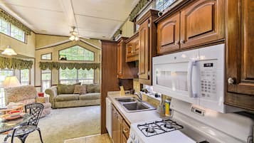 Cookware/dishes/utensils, paper towels, dining tables