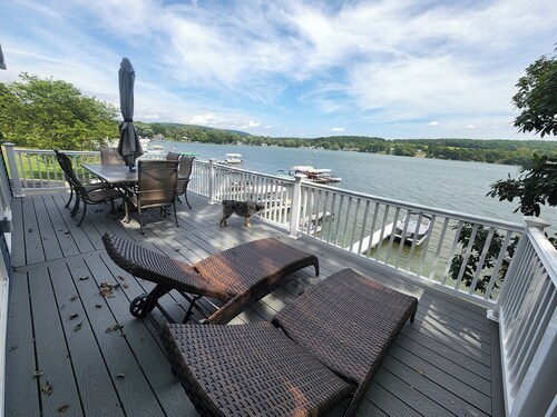 The Tipsy Fish-Dog-friendly, Hot Tub, direct lakefront on Beautiful Waneta Lake!