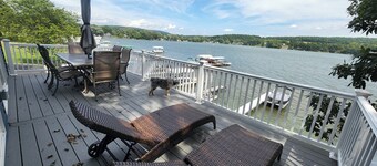 The Tipsy Fish-Dog-friendly, Hot Tub, direct lakefront on Beautiful Waneta Lake!