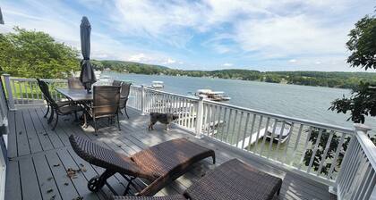 The Tipsy Fish-Dog-friendly, Hot Tub, direct lakefront on Beautiful Waneta Lake!
