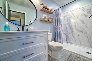 Kostenlose Toilettenartikel, Haartrockner, Handtücher