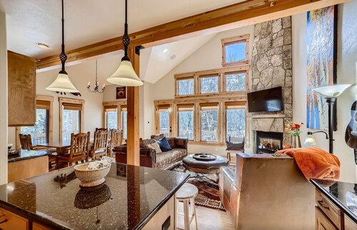 Beautiful 3 bedroom with private hot tub, walkable to town and trails