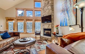 Smart TV, caminetto, studio, stampante