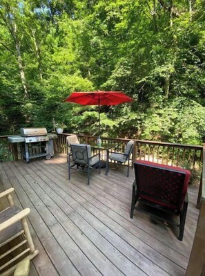 Outdoor dining - Molly Branch Cottage- Beautiful Private Setting, 5 Star ABNB, Newly Listed VRBO (Corryton)