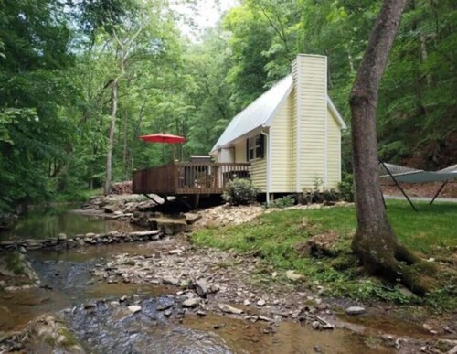 Molly Branch Cottage- Beautiful Private Setting, 5 Star ABNB, Newly Listed VRBO