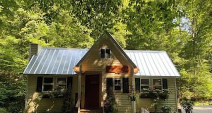 Molly Branch Cottage- Beautiful Private Setting, 5 Star ABNB, Newly Listed VRBO