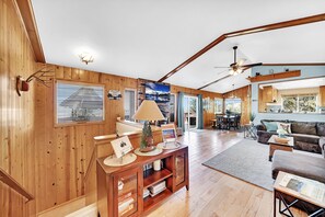 Smart TV, fireplace, DVD player, ping pong - 3-bedroom cabin near Santa's Village-13 minutes from Snow Valley Mountain Resort (Running Springs)