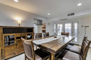 Dining - Ground level, Pool/Spa/Covered parking, Minutes to GCC & Historic Downtown Glendales dining/shopping (Glendale)