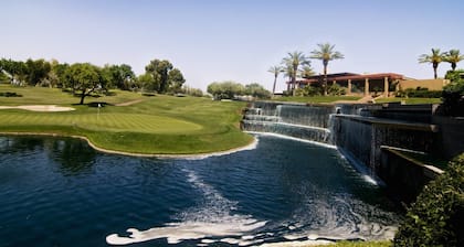 Ground level, Pool/Spa/Covered parking, Minutes to GCC & Historic Downtown Glendales dining/shopping