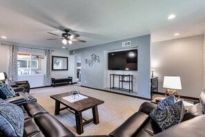 TV - Ground level, Pool/Spa/Covered parking, Minutes to GCC & Historic Downtown Glendales dining/shopping (Glendale)