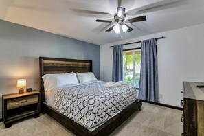 3 bedrooms, iron/ironing board, free WiFi - Ground level, Pool/Spa/Covered parking, Minutes to GCC & Historic Downtown Glendales dining/shopping (Glendale)