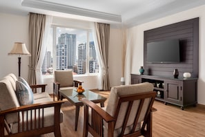 Habitación doble Royal | Área de sala de estar | Televisión de pantalla plana 