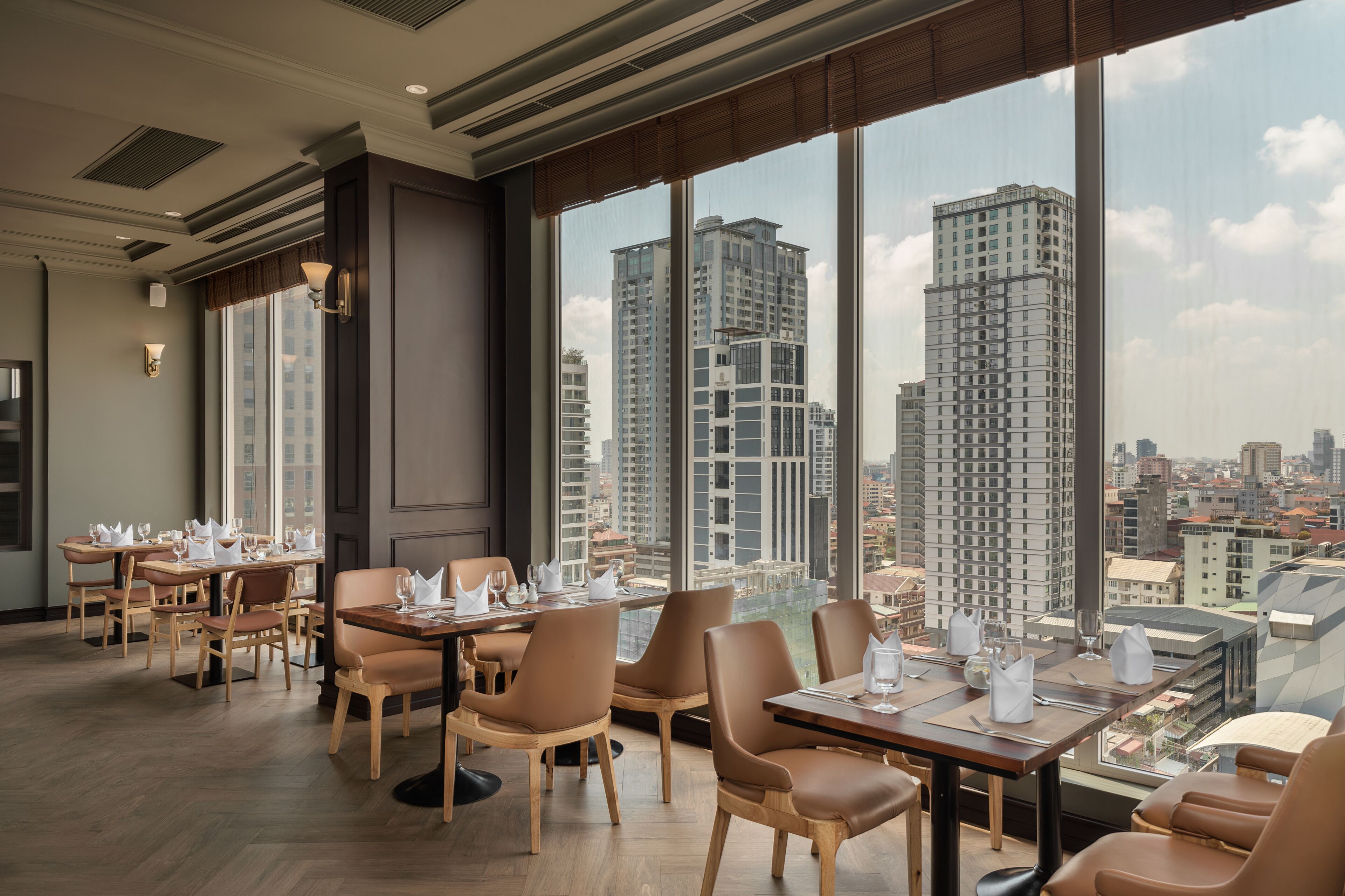 Breakfast, lunch, dinner served; international cuisine 