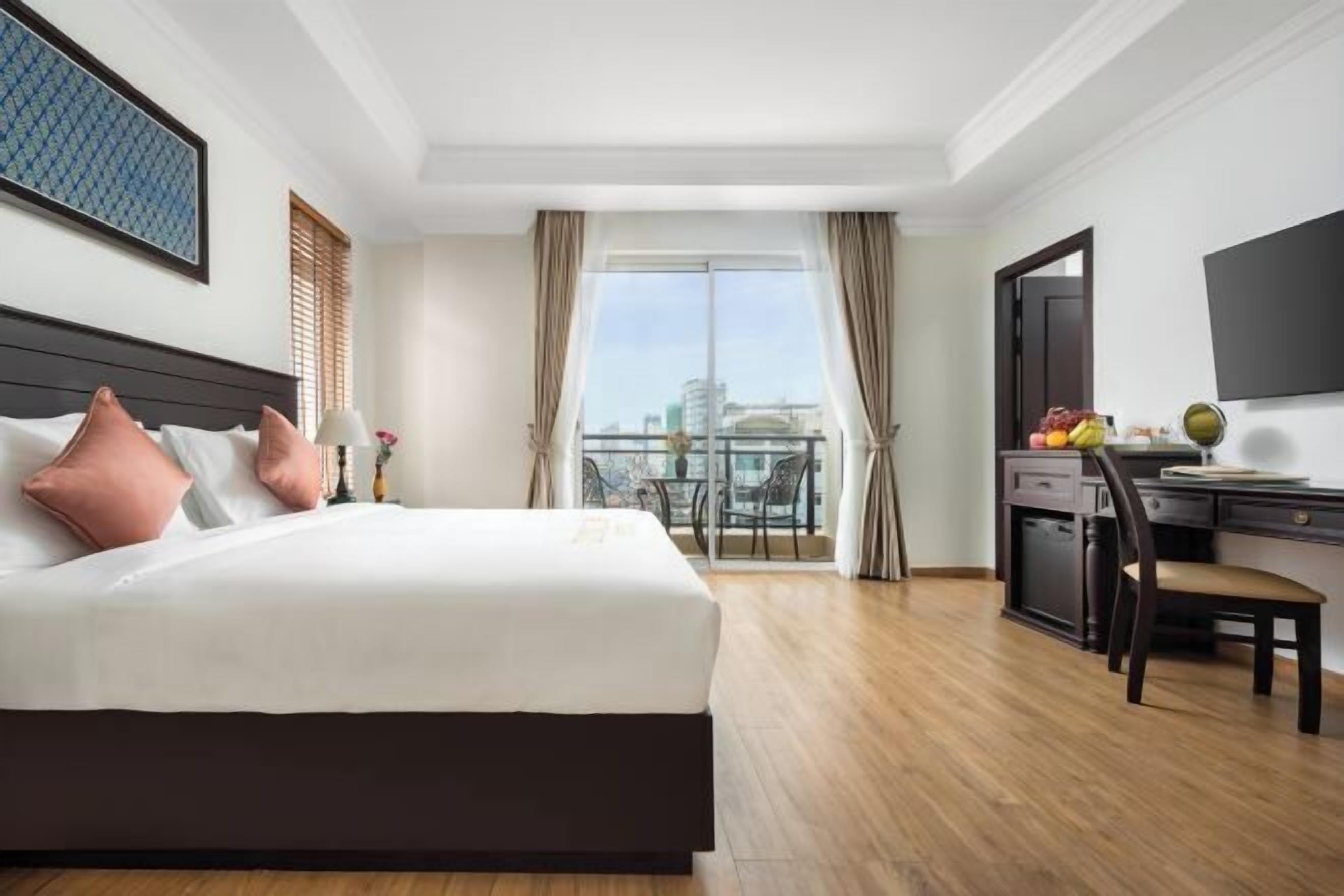 Minibar, in-room safe, desk, laptop workspace