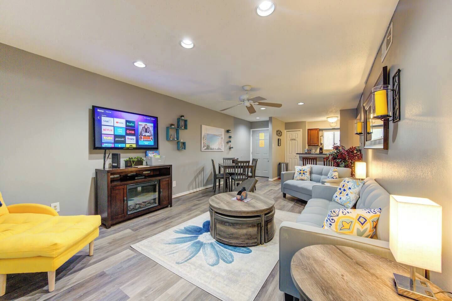 Smart TV, chimenea y libros 