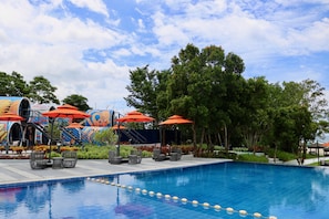 Una piscina al aire libre