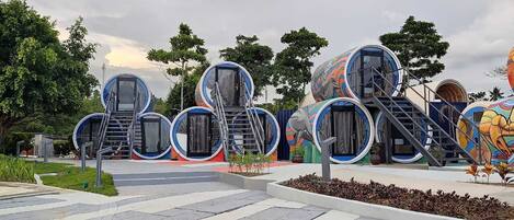 Una serie de estructuras esféricas con escaleras exteriores, probablemente parte de una instalación arquitectónica moderna.