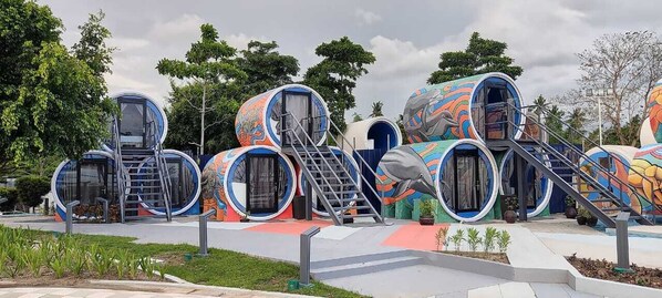Una serie de estructuras cilíndricas y coloridas con escaleras externas, presumiblemente parte de una atracción temática o parque.