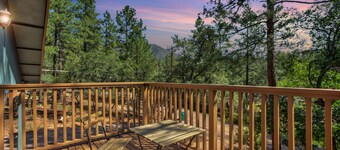Elkchanted Inn Pine: Fully Fenced Backyard, Spacious Cabin in Woods w/King Bed