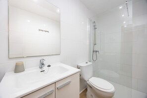 Shower, hair dryer, towels - Apartment "Felipe 1-2 Pool View" with Terrace & Shared Pool (Tourist Taxes Included) (Cala d'or)