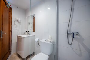 Shower, hair dryer, towels - Apartment "Felipe 1-2 Pool View" with Terrace & Shared Pool (Tourist Taxes Included) (Cala d'or)