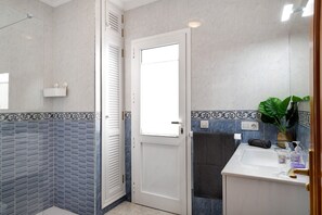 Shower, free toiletries, hair dryer, towels